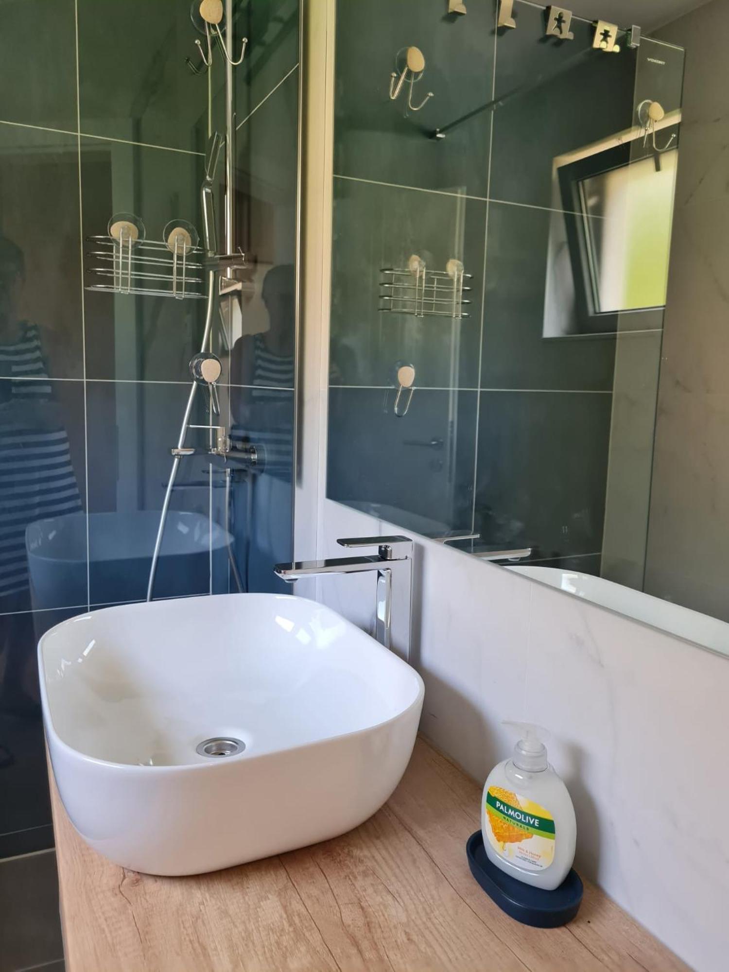 Beachfront Comfort Apartments Sinajko Podgora Rom bilde